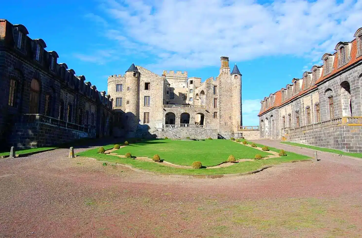 Le château de Chazeron, visible depuis le sentier de Montaclier