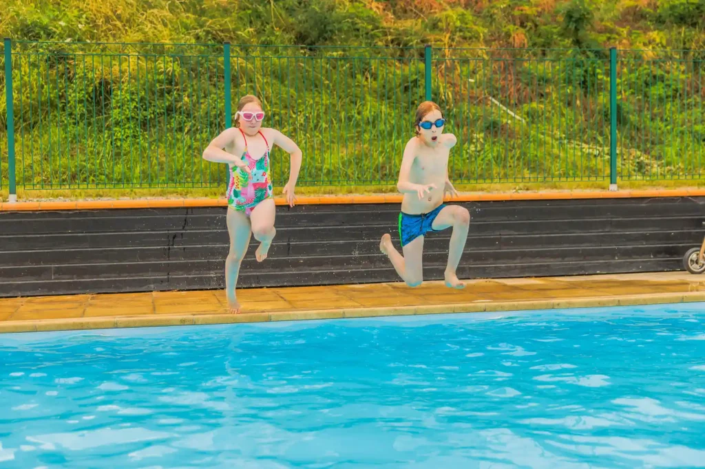 Pataugeoire pour enfants au camping de la Croze en Auvergne